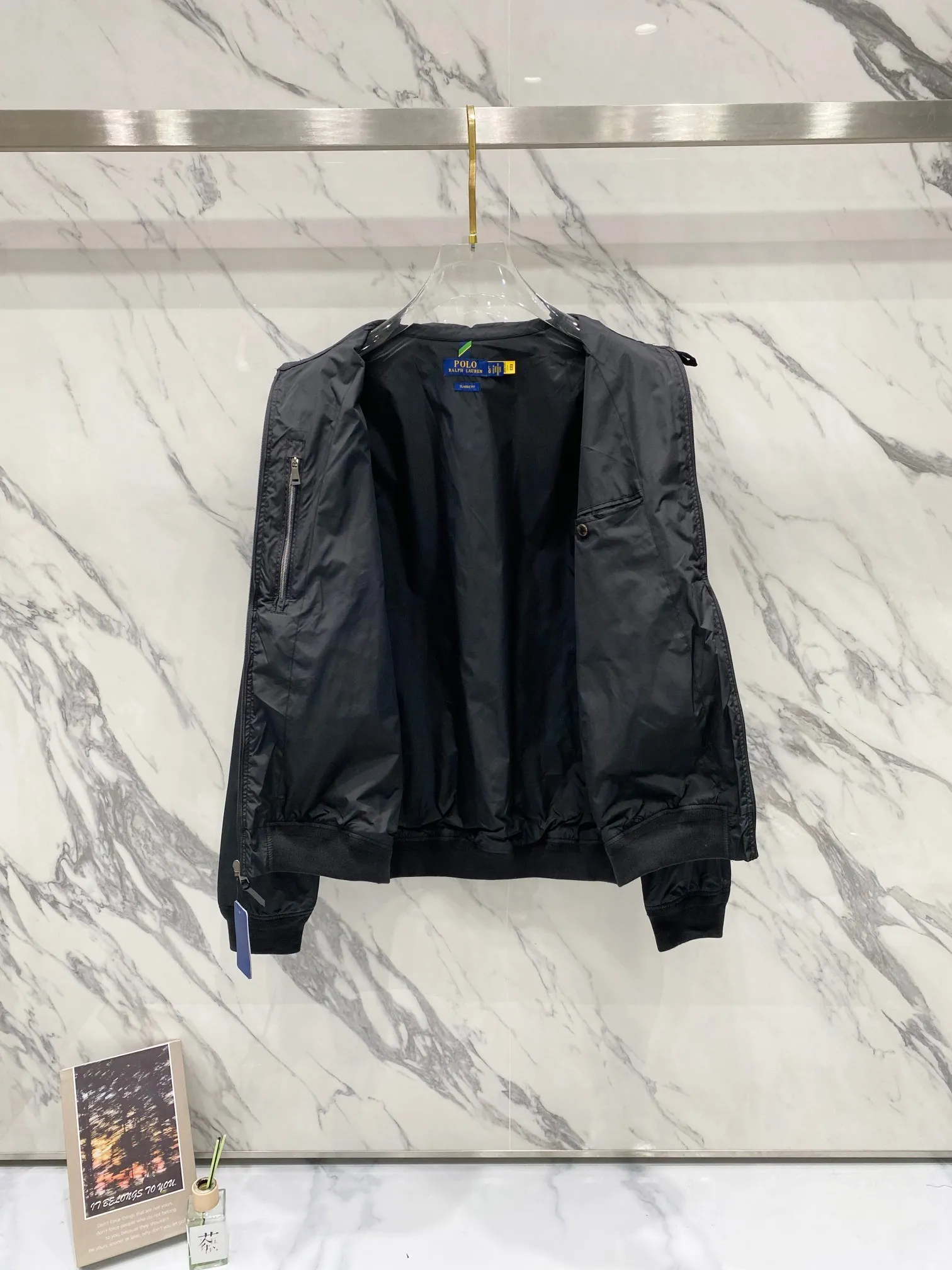 P370 Ralph Lauren classic solid color LOGO embroidered jacket. Original customer-supplied high-quality fabric. Ingredients: 100% T. Added three-proof technology. Windproof, waterproof and anti-fouling. The fabric is added with glue technology. The fabric surface is smooth, crisp and stylish. This style of clothing seems simple and unremarkable, but the workmanship is complex. There are many details. The small lanyard design of the inner pocket also achieves the same details as the original version. The hem and cuff threads are imported high-density high-speed threading machine. The overall tightness and style The pony embroidery on the chest is embroidered with an imported Behringer embroidery machine. The smaller the pattern, the smaller the pattern. It seems simple but is actually complicated! The ropes of the pony, the sticks and the contours of the horse all like the configuration of the embroidery machine. They are simple but not simple. They are made by foreign trade factories. The pockets are opened using a professional template machine. Small details such as threads are manually marked to ensure delivery quality that is unmatched by small workshops. Full clothing accessories and hardware, molded LOGO zipper pullers and horn buckle side LOGOs all require extremely high molds to achieve the effect. The leather head of the zipper puller is made of imported cowhide, which is soft and durable. Color: black (gray embroidery, black slider), dark blue (khaki embroidery, khaki slider)